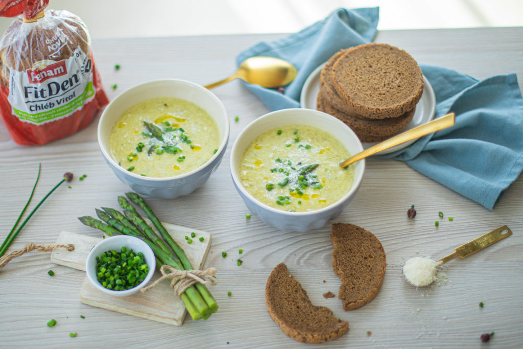 Chřestová polévka s chlebem Vital