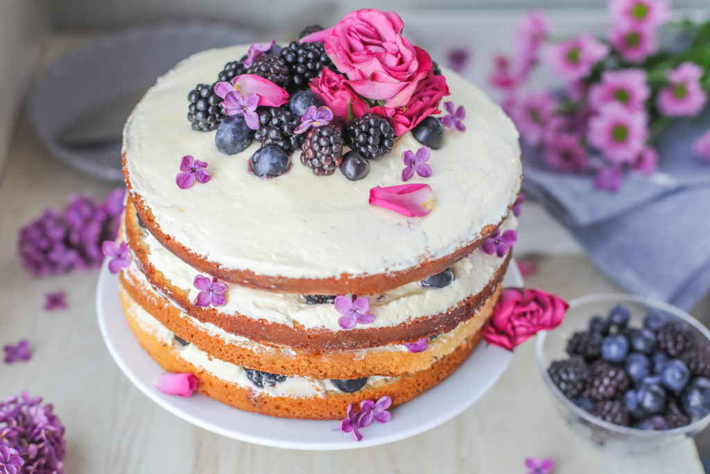 Citronovo-borůvkový dort s ostružinami