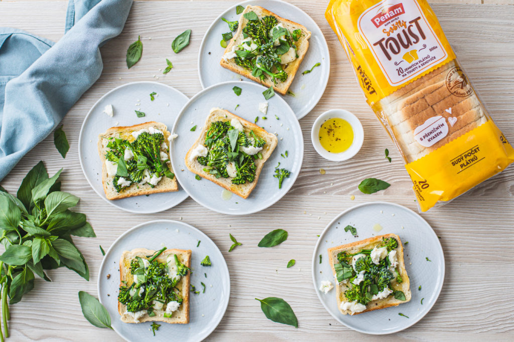 Opečené tousty s mozzarellou a brokolicí